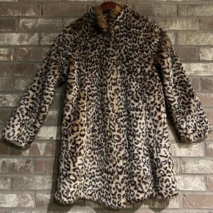 Girl’s leopard print classy coat.